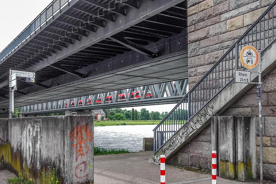KA Rheinbrücke mit Zug