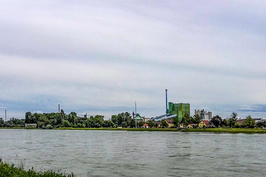 Rhein mit
          Kraftwerk