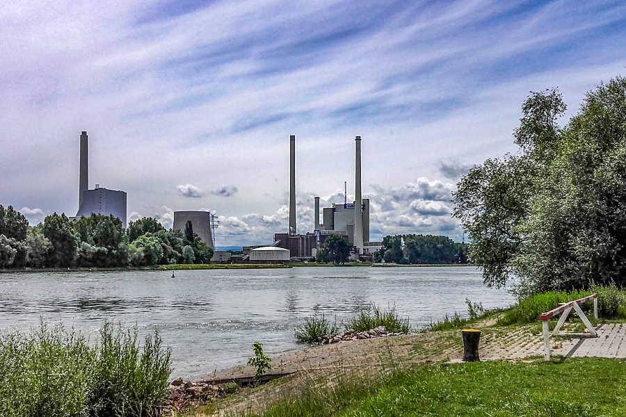 Rhein mit
          Kraftwerk